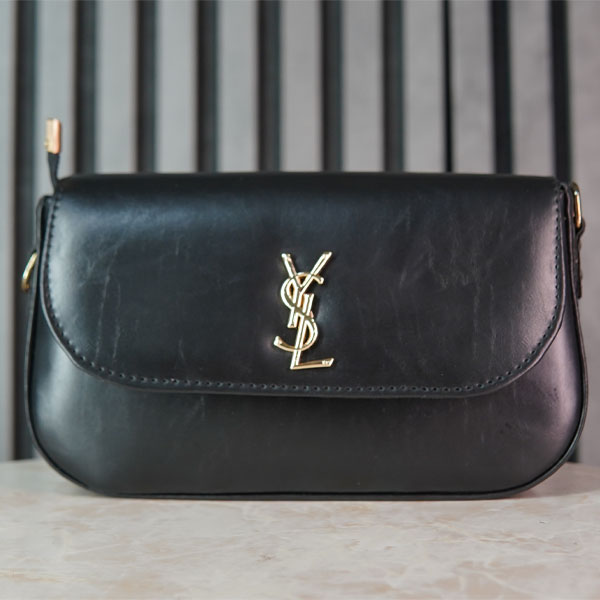 نمای جلو کیف زنانه YSL مشکی با درب خمیده، چرم صاف و لوگوی فلزی YSL مناسب استایل رسمی و روزمره