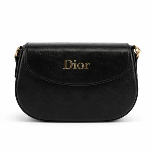 عکس آتلیه‌ای کیف پاسپورتی Dior مشکی با بدنه چرمی صاف، لوگوی طلایی Dior در مرکز و طراحی مینیمال روی پس‌زمینه سفید