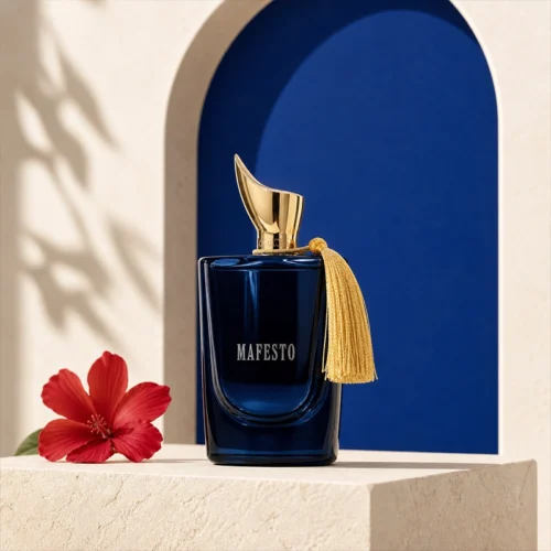 نمای نزدیک شیشه عطر Casamorando Mafesto با درپوش طلایی و منگوله