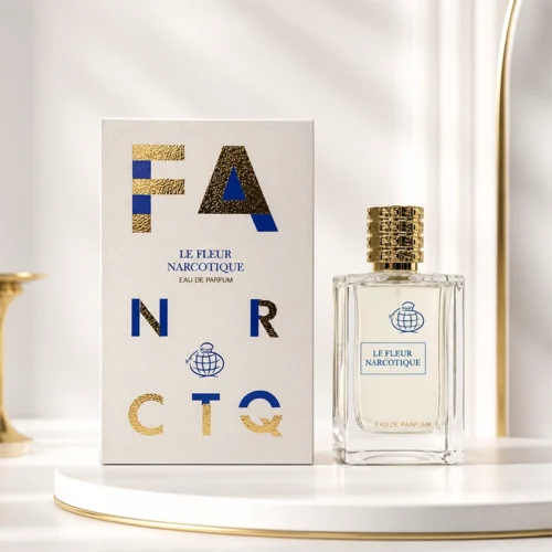 بطری و جعبه ادکلن Le Fleur Narcotique با طراحی سفید و طلایی در فضای روشن