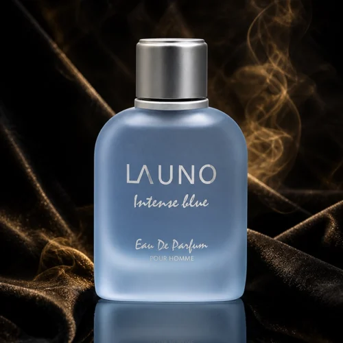 نمای نزدیک ادکلن Launo Intense Blue روی پارچه ساتن تیره و زمینه دودآلود