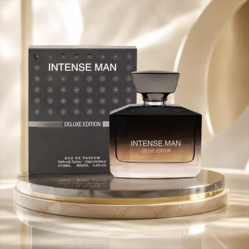 ادکلن Intense Man Deluxe Edition با بطری مشکی گرادیانی و جعبه لوکس روی استند روشن