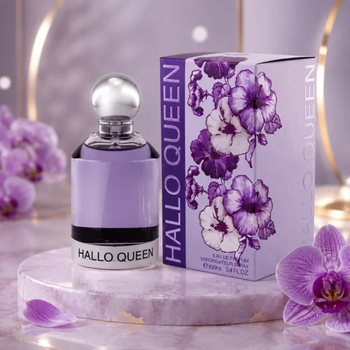 ادکلن Hallo Queen روی پایه شفاف بنفش با جعبه گلدار در پسزمینه روشن
