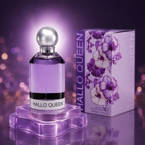 ادکلن Hallo Queen با بطری بنفش و درپوش نقره‌ای در فضای گل‌فام و لوکس