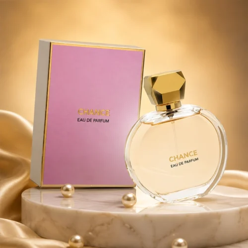 بطری ادکلن Chance Fragrance World روی استند صورتی در کنار کریستال‌های درخشان و گل‌های بهاری