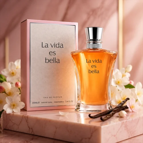 ادکلن La Vida Es Bella روی پایه صورتی با گلهای سفید و نورپردازی لطیف