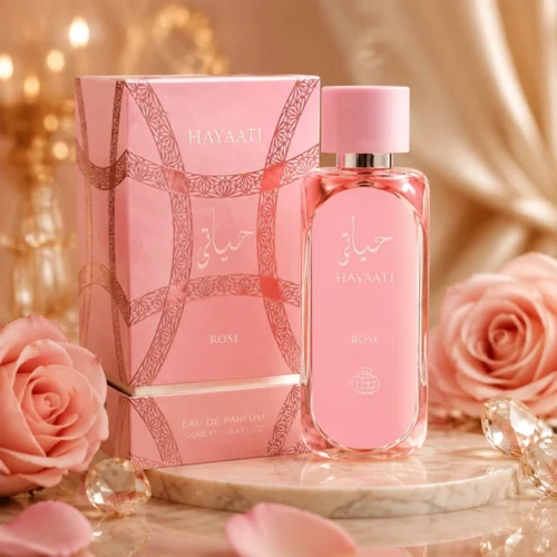 ادکلن Hayati Rose با نورپردازی لوکس و بطری صورتی روی سطح تیره