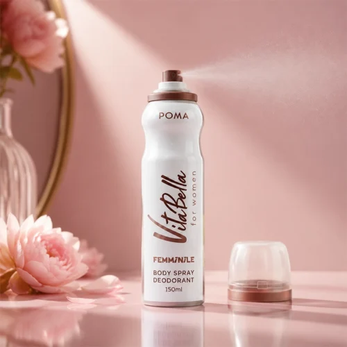 اسپری دئودورانت زنانه پومـا VitaBella Feminile در کنار گل‌های صورتی دکوراتیو