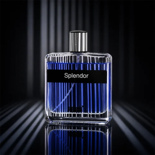 نمای نزدیک شیشه شفاف ادکلن Splendor Black با مایع آبی‌رنگ در محیطی تیره و خطوط نوری.