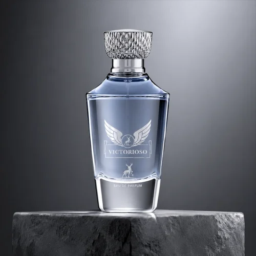 نمای نزدیک عطر Victorioso Maison Alhambra با بطری شفاف و درپوش نقره‌ای بافت‌دار