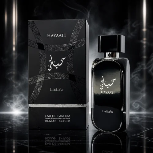 نمای روبه‌رو از Lattafa Hayaati روی استند سنگی تیره با نورپردازی سینمایی