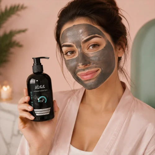 خانم در حال استفاده از ماسک صورت کربن فعال ویتا بلا روی پوست صورت