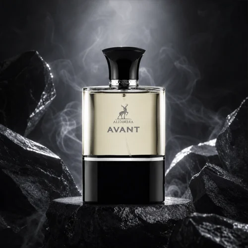 ادکلن Avant Maison Alhambra روی پایه سنگی سیاه در میان دود ملایم و صخره‌های تیره.