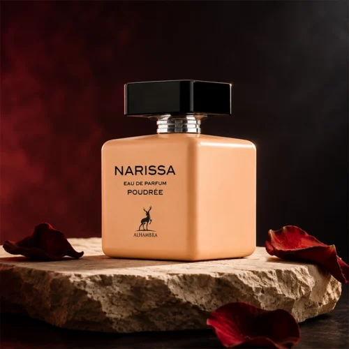 عطر ناریسا پودره الحمبرا در صحنه تاریک با گلبرگ‌های قرمز و نورپردازی سینمایی